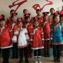 滿族孩子穿起傳統服飾，學習族人舞蹈。
