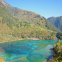 「五花海」被誉为九寨沟的精华，因湖水呈五彩斑斓的色泽而得名。