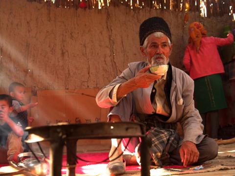 70岁的克里雅人库尔班与家人过着简朴的生活。