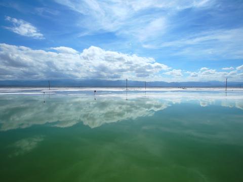 茶卡盐湖是著名的天空之镜。