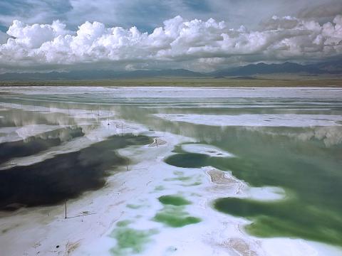 茶卡盐湖的绿色溶洞，是不同年代采盐工人采挖的痕迹。