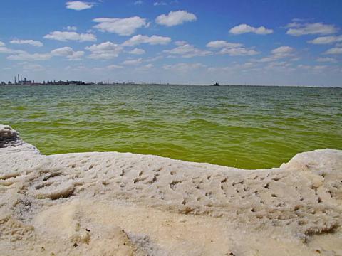 在察尔汗盐湖采盐，要先修筑人工湖，引水溶解泥土中的盐和矿物，再抽取卤水提炼。