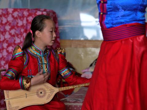 蒙古族的传统乐器陶布秀尔。