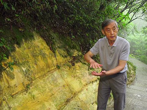 翟輔東教授在黃石寨山上找到構成峰林的主要物質－石英砂。