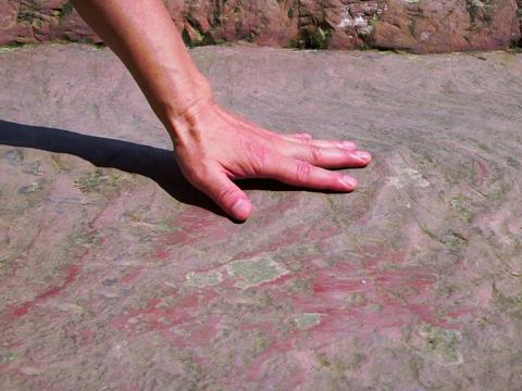 紫草潭的岩石留有水波纹，证明张家界曾是海滨地区。