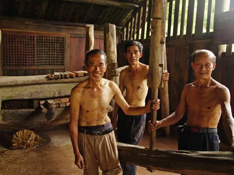 龚钻宝(左一)是村中的末代榨油匠。