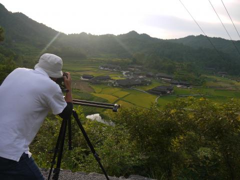 拍摄石堰坪村全景。