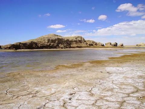 青海盐湖湖水清澈，但因盐份太高，无法养活鱼类和其他生物。
