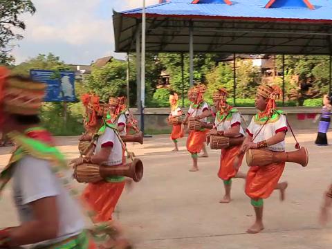 傣族的传统舞蹈－象脚鼓舞。