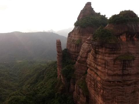 丹崖赤壁是丹霞山地貌一大特色。