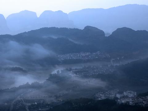 雾气氤氲的丹霞山，看起来有如一幅水墨画。