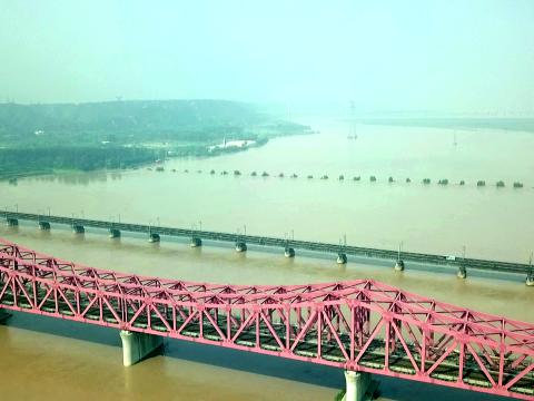 三代的郑州铁路桥在黄河上并排而立。