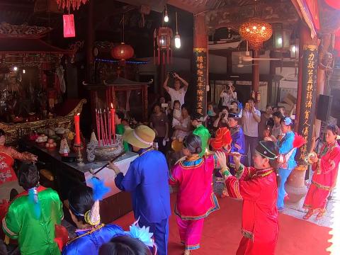 東門漁村村民載歌載舞慶祝謝洋節。