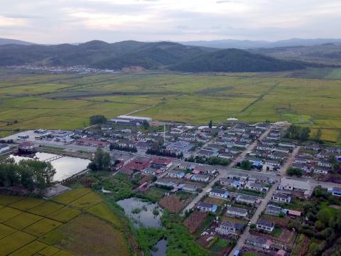 安图县红旗村聚居了八十多户朝鲜族人。