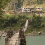 沿怒江建有一些橋樑，但往往相隔甚遠，故不少村民仍會選擇溜索過江。