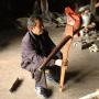 弩弓工匠阿該車，幾十年來親手製作過不少弩弓。