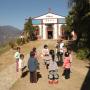 怒江岸边教堂处处，孩子在山上教堂唱圣诗、玩耍，天上人间。