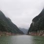 大壩建成後，長江三峽及其支流的水位在不同季節相差達幾十米，其水位痕跡在沿岸清晰可見。
