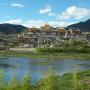  位于香格里拉县的噶丹松赞林寺始建于1679年，是云南省规模最大的藏传佛教寺院，有小布达拉宫之称。