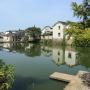 池塘倒映民居，突顯往昔江南小鎮的古韻。