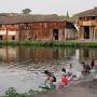 分佈在村內各處的池塘，成為婦女洗衣和孩子玩水的地方。