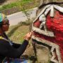  不舞‧阿古亚那在来吉村内四处绘画代表族人的山猪图腾。