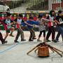 來吉小學學生學跳傳統的鄒族祭祀舞蹈。