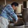 金躍安師傅經幾十年來以一雙手打造出不同的陶缸、陶罐和陶藝品。