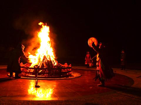 鄂倫春人有拜火的習慣。