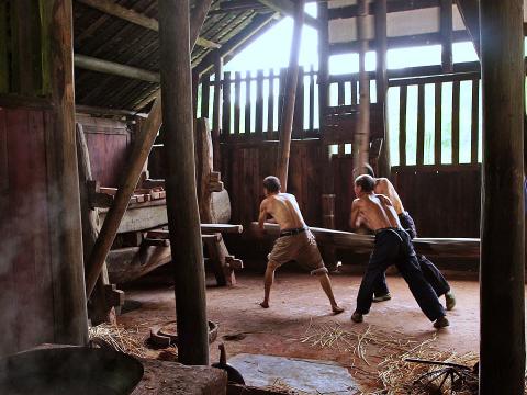 石堰坪村保留了傳統的榨油技術。