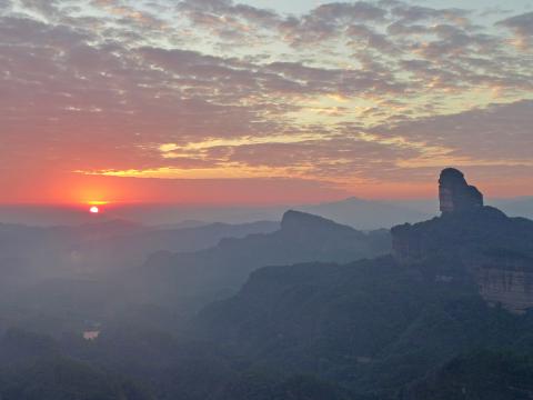 丹霞山日出。