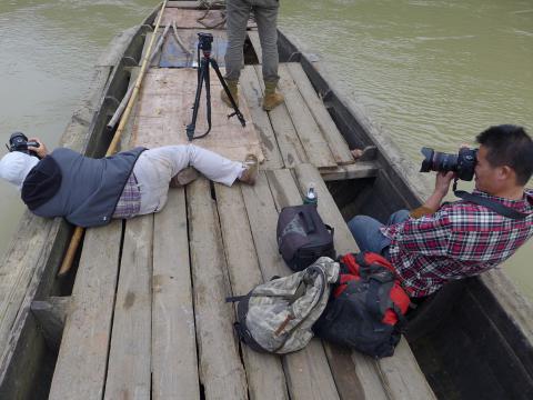 沿锦江而下，摄影师「瞓身」拍摄江上景色。