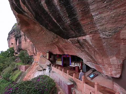沿岩洞建造的紫府洞天，是比丘尼的清修之地。