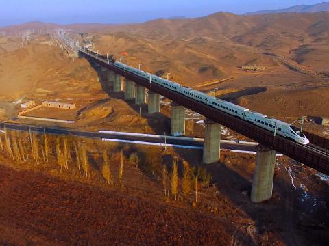 兰新高铁是中国首条于高原、高海拔、高寒地区修建的快速铁路。