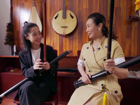 Sabrina向何菊芳老師討教表演四川竹琴的竅門。