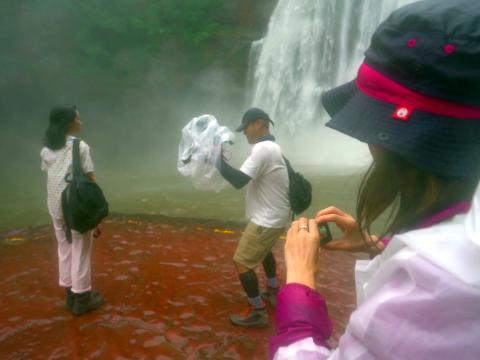 在赤水大瀑布冒雨拍摄。