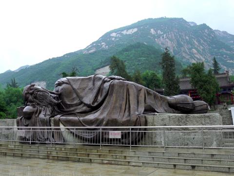 据说玉泉院曾是道教老华山派祖师陈抟修道的地方，门外广场横躺着他的卧像。