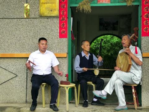 张喜民(右)和哥哥张转民(中)希望后人(左)可以将古老技艺传承下去。