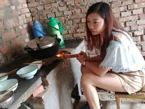 坐在灶前燒柴生火煮小米粥也是一份新體驗。