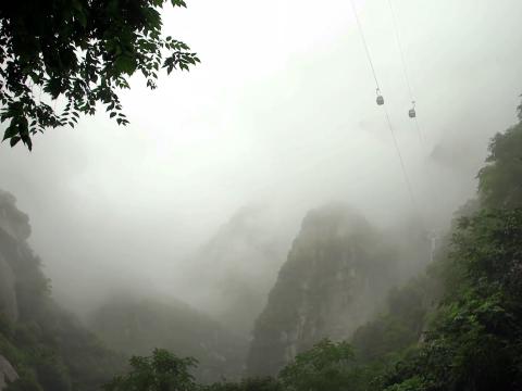 現在登華山可以不必走「自古華山一條路」，改坐索道纜車。