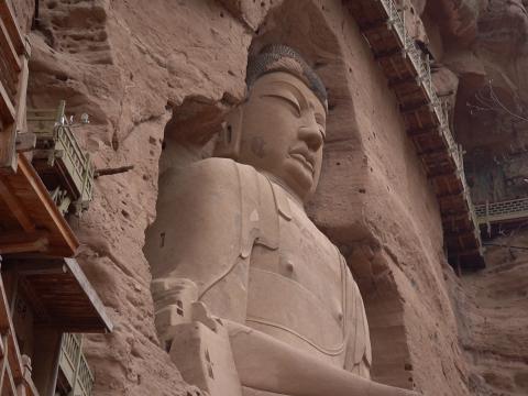 建於唐代的巨型彌勒佛坐像, 十分矚目。
