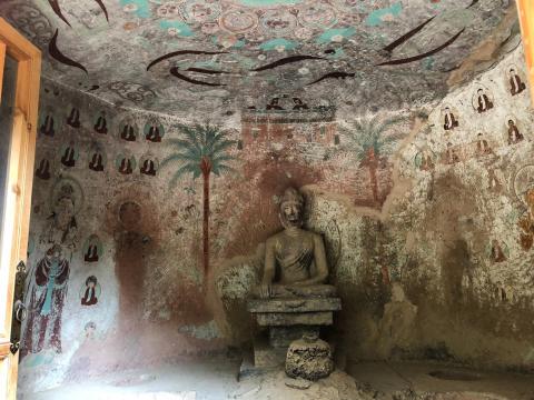 炳靈寺石窟包含了不同時代及多種藝術風格的佛像和壁畫。