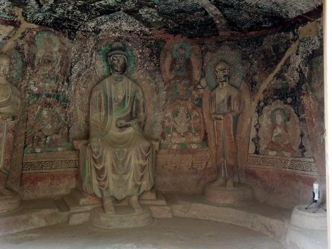 炳靈寺的釋迦牟尼佛像, 兩旁侍立迦葉尊者(右)及阿難(左)。