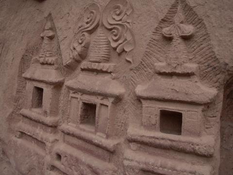 炳靈寺的佛塔雕刻。