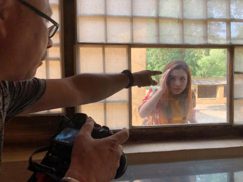 在留村客棧, 攝影師隔窗與Maisy溝通, 向她示意最佳的拍攝位置。