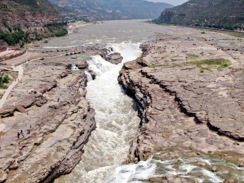 黄河流经晋陕大峡谷, 河口骤然下陷收窄,  形成壶口瀑布。