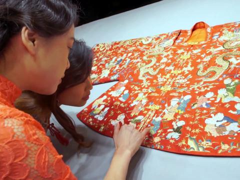 京繡設計師金馨讓Whitney感受宫廷刺繡的細緻華麗與一絲不苟。