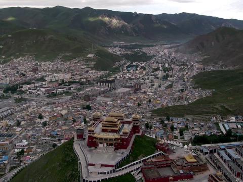 玉樹藏族自治州充滿濃厚宗教色彩。