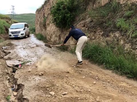 車子在山路上被卡沙泥卡著，過程驚險難忘。