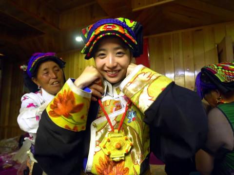 Sabrina探訪馬爾康市的藏族民居, 更穿起傳統藏族新娘服飾。